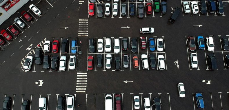 Заповнена парковка з розміткою — місця під помісячні абонементи